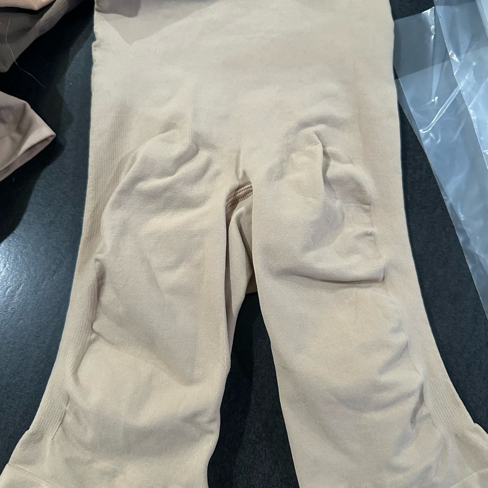 (2442/43) NWOT SKIMS SEAMLESS SCULPT MID THIGH in S/M - Picture 3 of 4